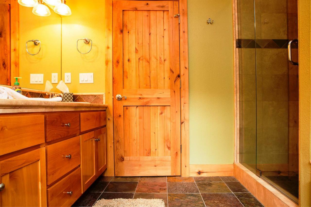 5-star Luxury Tahoe Cabin! Great Location! Pool Table!darts! Poker! Ping Pong! Games! *
